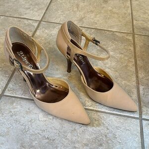 2 Lips Too charlotte heel
Size: 8
Color: Natural
Worn Once!
